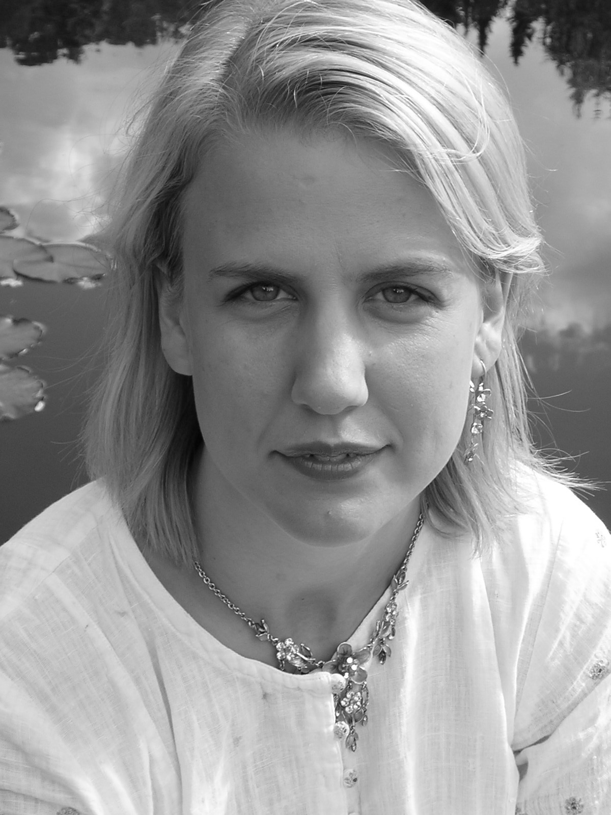 maneka foto