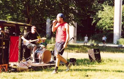 Pic of Johhny Boy and Johnny Cancer playing live under the bridge, august 2001