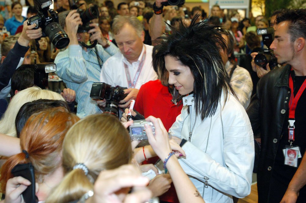 writingautographstofans.jpg