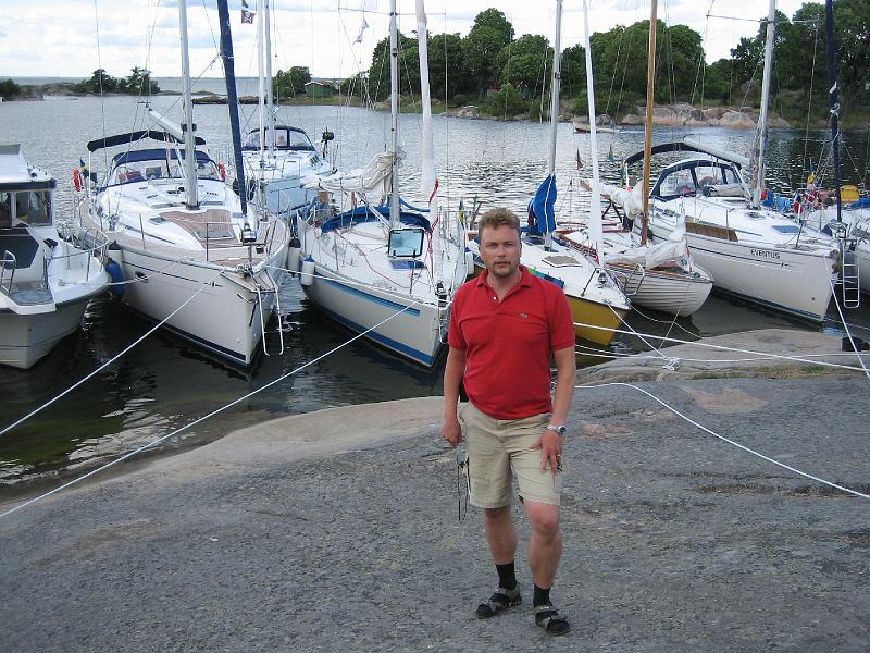 IMG_0931_Peter_poserar_framfoer_batarna_pa_roedloega
